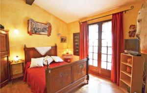 Stunning home in Velleron with 3 Bedrooms, Internet and Outdoor swimming pool