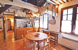 Stunning home in Velleron with 3 Bedrooms, Internet and Outdoor swimming pool