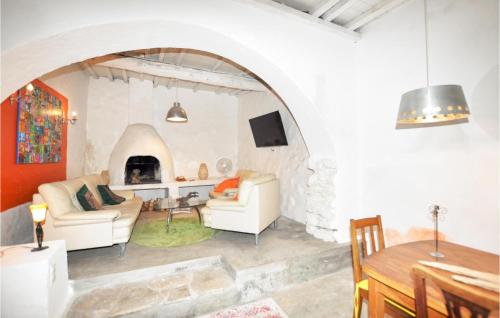 Stunning home in Villeseque des Corbier with 2 Bedrooms