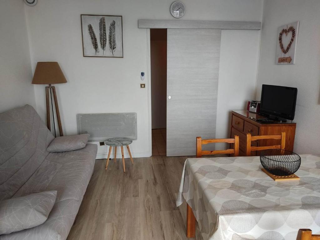 Stunning home in Villetelle with Outdoor swimming pool, WiFi and 3 Bedrooms