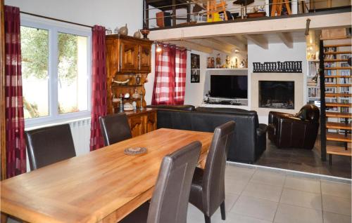 Stunning home in Villetelle with Outdoor swimming pool, WiFi and 3 Bedrooms