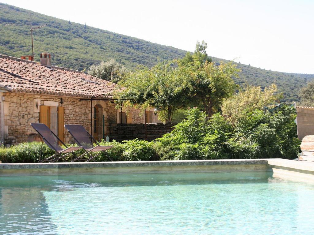 Maison de vacances Stylish Holiday Home in Lacoste with Swimming Pool and airco  84480 Lacoste
