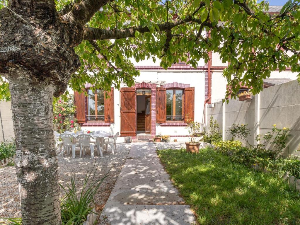 Stylish Holiday Home in Le Ch telet with Private Pool