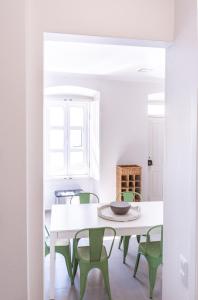stylishly renovated 4-bedroom historical townhouse with rooftop