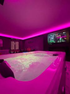 Maison de vacances Suite cinéma et jacuzzi privé 9 rue des petites fabriques 77000 Melun Île-de-France