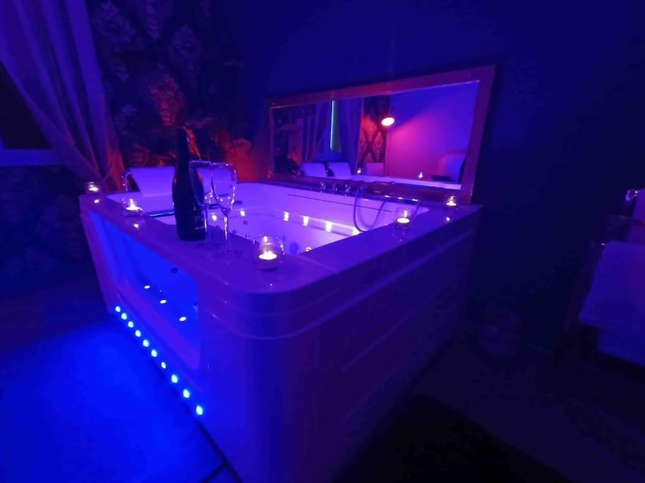 Suite privée avec BALNEO (Jacuzzi ou baignoire). 8 D Rue des Ardents, 76190 Yvetot