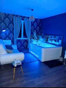 Suite privée avec BALNEO (Jacuzzi ou baignoire).