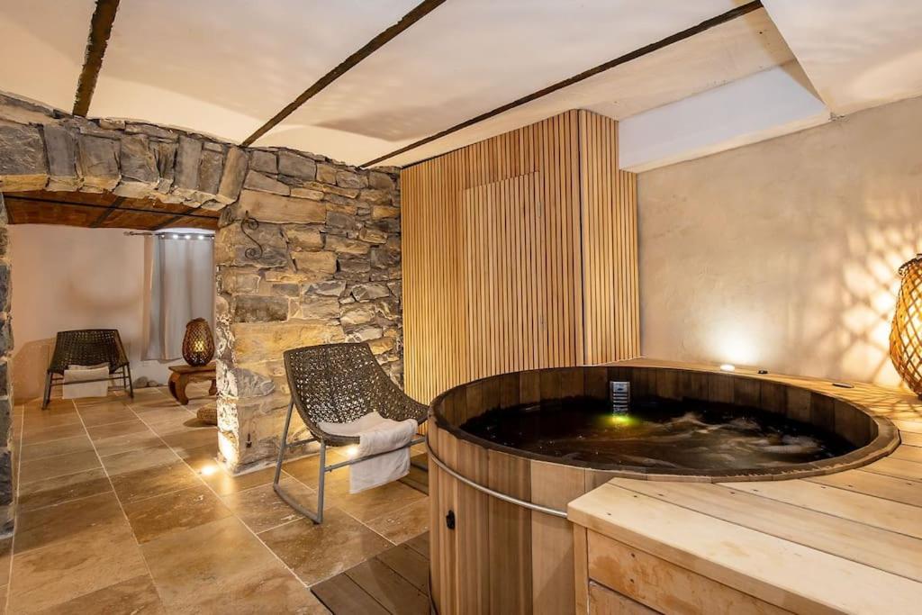 Maison de vacances Suite Spa romantique Aquam Résidence. Spa 13 Rue du Pont de Fer 12100 Millau