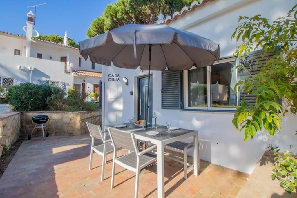 Maison de vacances Sunny villa by the beach surrounded by pine trees Vale do Lobo, Rua da Aldeia Norte Casa 61 8135-034 Vale do Lobo