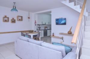 Sunrise House- 4 bedroom house with amazing sunrise over the sea 10 guests
