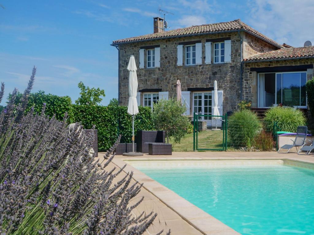 Maison de vacances Superb Holiday Home in Saint Beauzile with Private Pool  81140 Saint-Beauzile