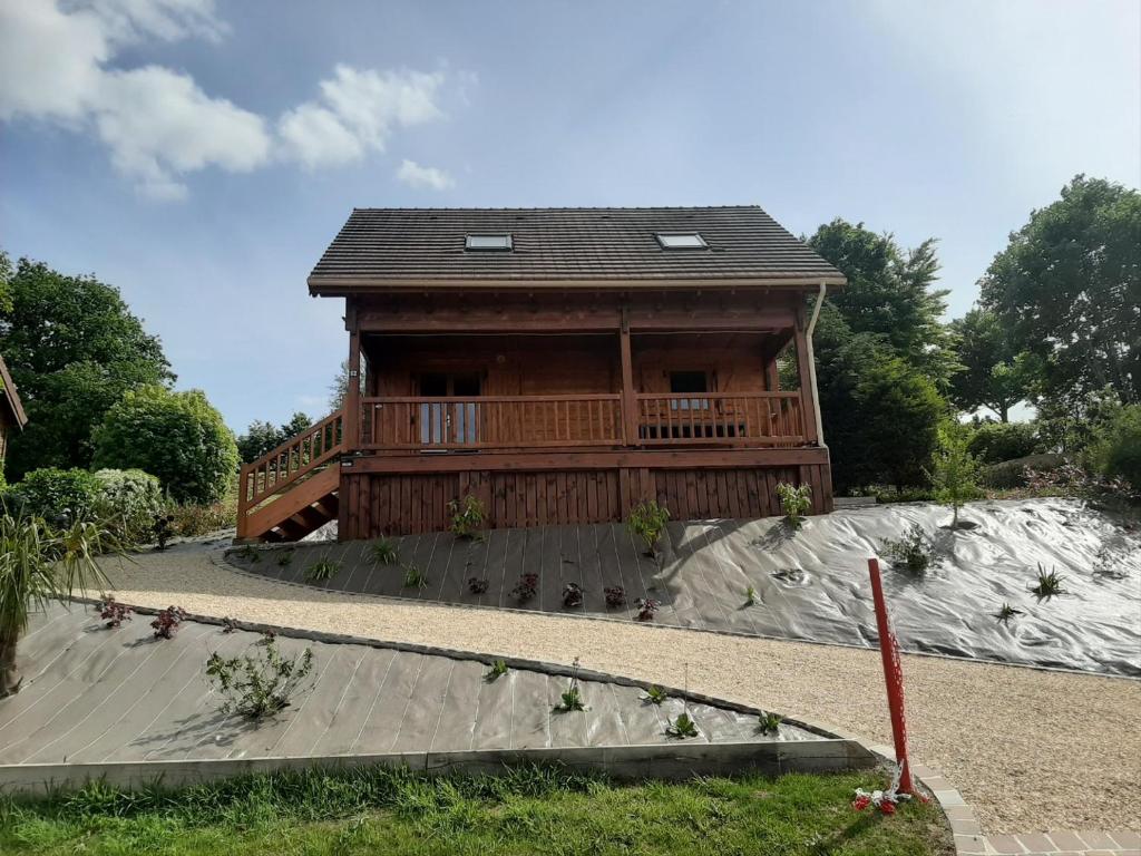 SUPERBE CHALET SITE PAISIBLE AVEC PISCINE CHAUFFEE LA BUTTE AUX CERFS, 14500 Saint-Manvieu-Bocage