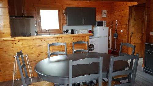 SUPERBE CHALET SITE PAISIBLE AVEC PISCINE CHAUFFEE