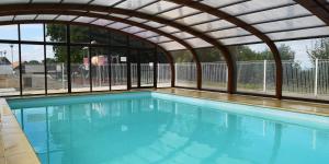 SUPERBE CHALET SITE PAISIBLE AVEC PISCINE CHAUFFEE