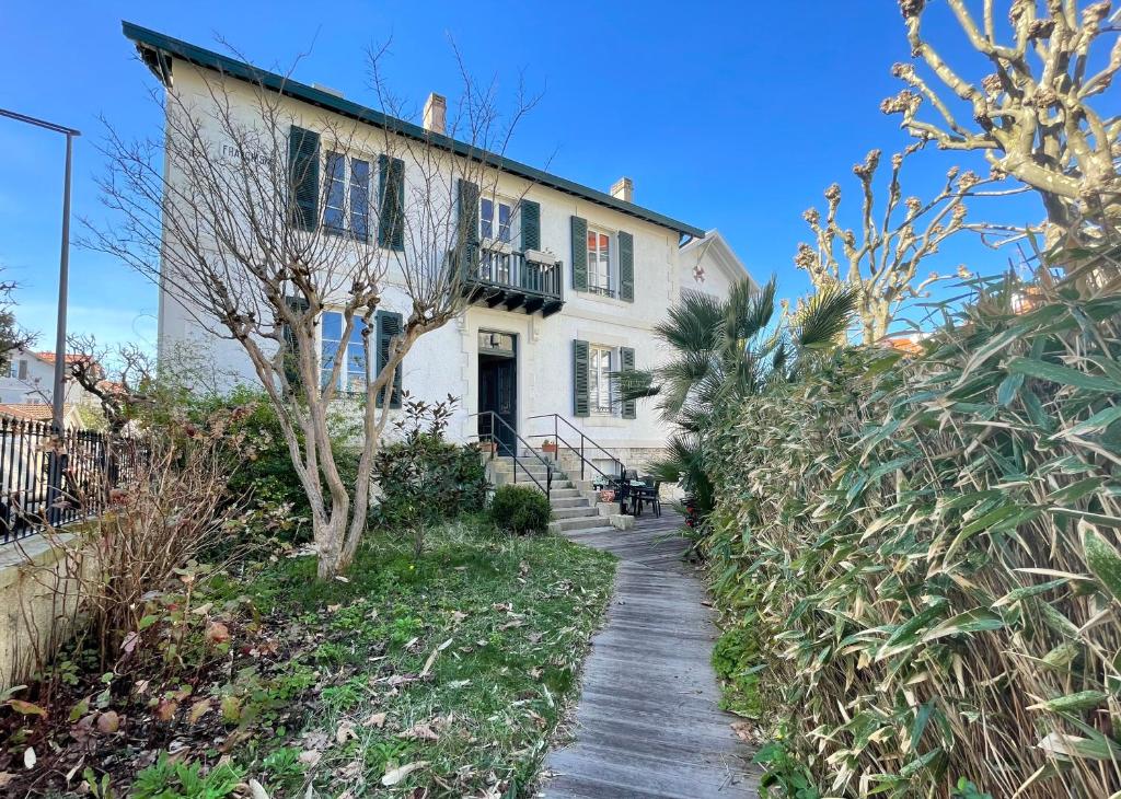 SUPERBE MAISON FAMILIALE AVEC JARDIN AU COEUR DE BIARRITZ 8 Avenue de la République, 64200 Biarritz