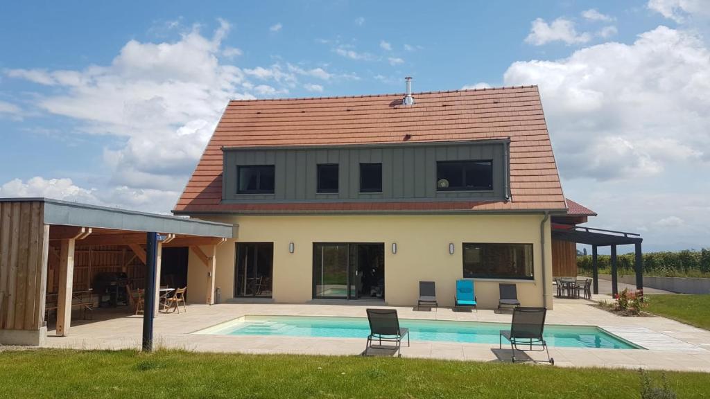 Maison de vacances Superbe Maison Jacuzzi+Piscine au cœur des vignes 20 Rue du Drotfeld 68250 Pfaffenheim