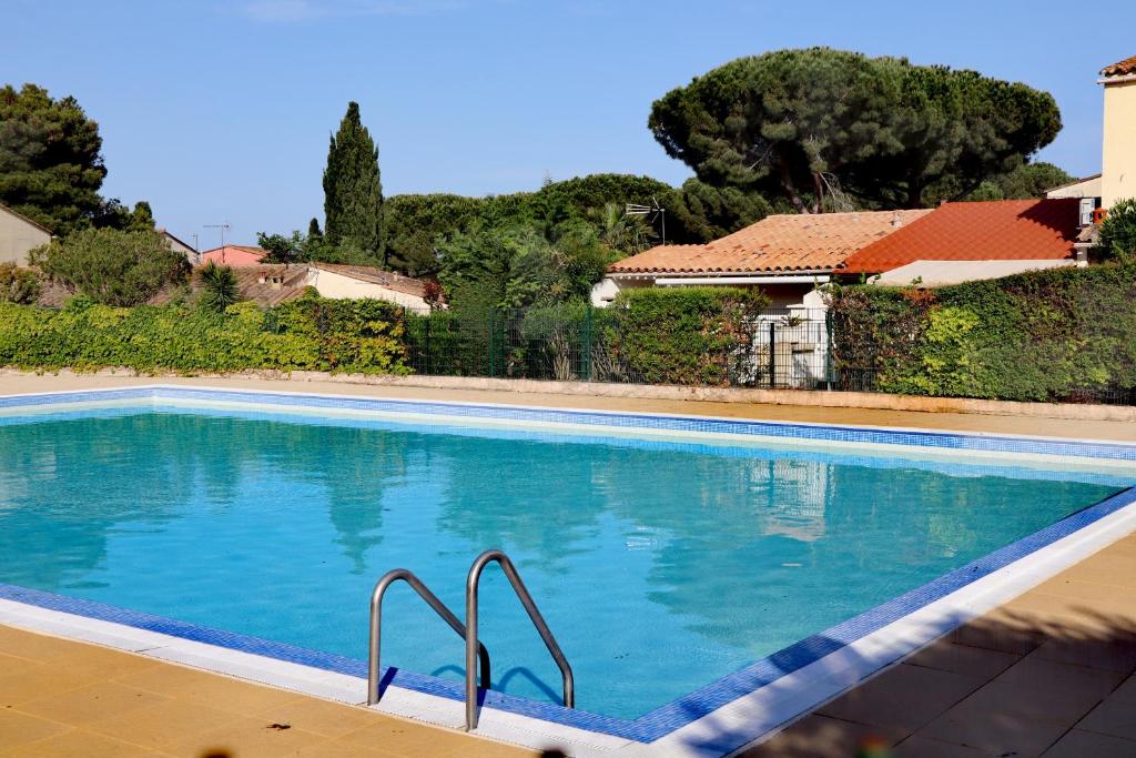 Maison de vacances Superbe rez de jardin dans résidence avec piscine privée, proche village naturiste 4 Rue de Cassiopée 34300 Le Cap d\'Agde