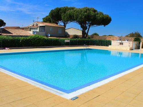 Superbe rez de jardin dans résidence avec piscine privée, proche village naturiste