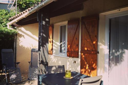 Superbe rez de jardin dans résidence avec piscine privée, proche village naturiste