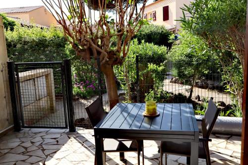 Superbe rez de jardin dans résidence avec piscine privée, proche village naturiste