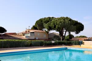 Superbe rez de jardin dans résidence avec piscine privée, proche village naturiste