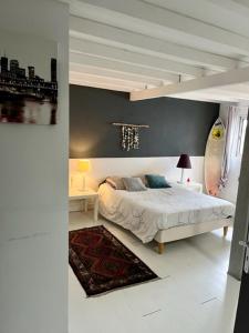 SURF HOUSSE