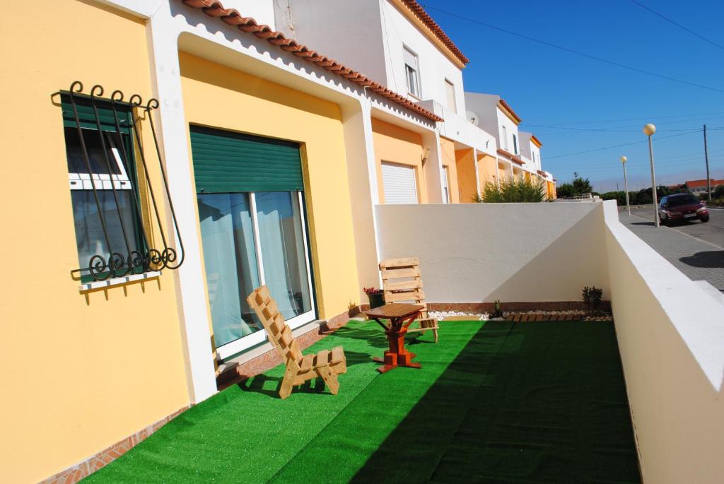 Swell Guesthouse rua coracao imaculado de Maria no14, 2525-351 Casal do Moinho