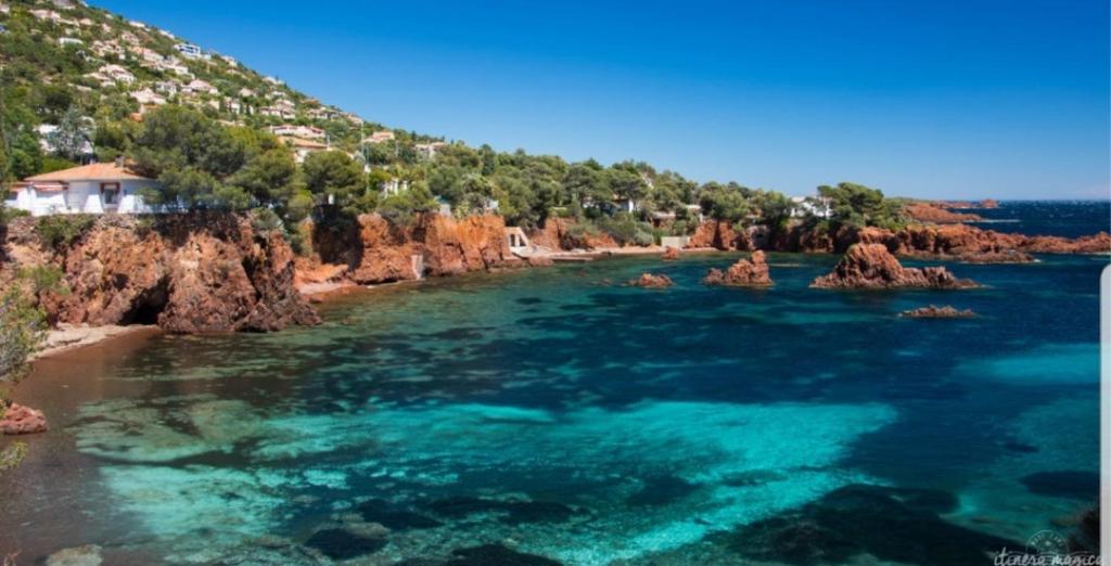T2 en rez de villa avec jardin à 800m de la plage, à la semaine 83220 Le Pradet