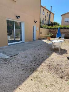 T2 en rez de villa avec jardin à 800m de la plage, à la semaine