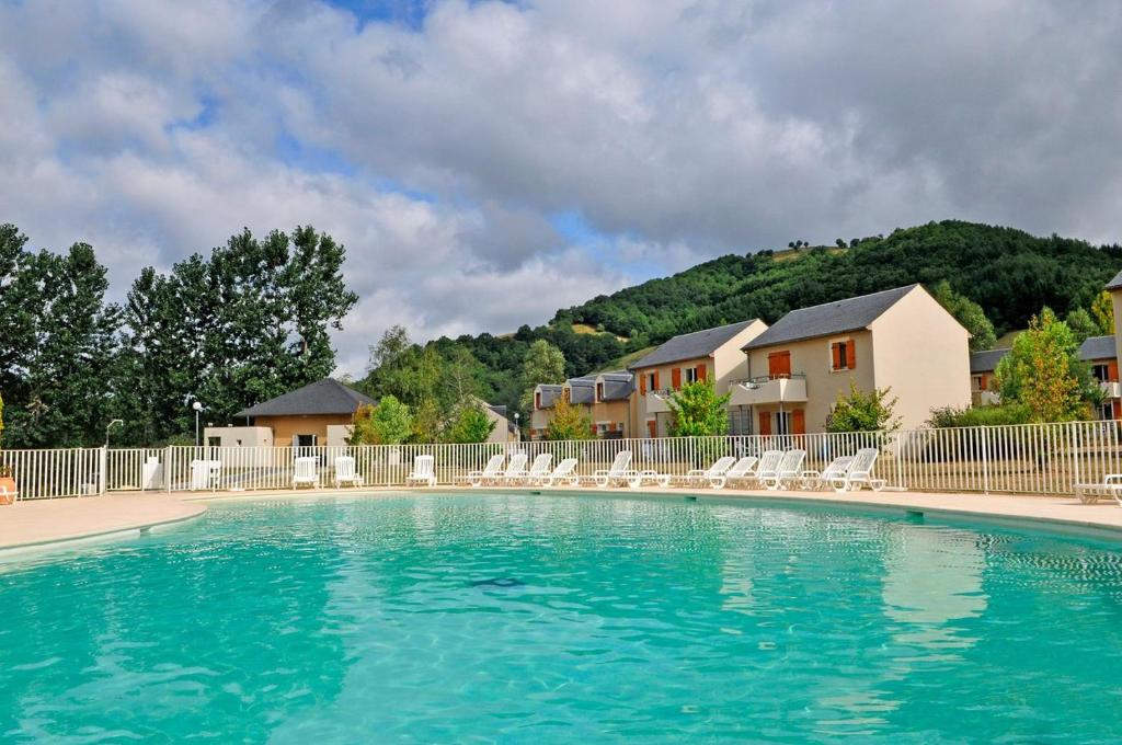 Maison de vacances T3 duplex village geolia Saint geniez d'olt avec 2 piscines chauffée La Falque 12130 Saint-Geniez-dʼOlt