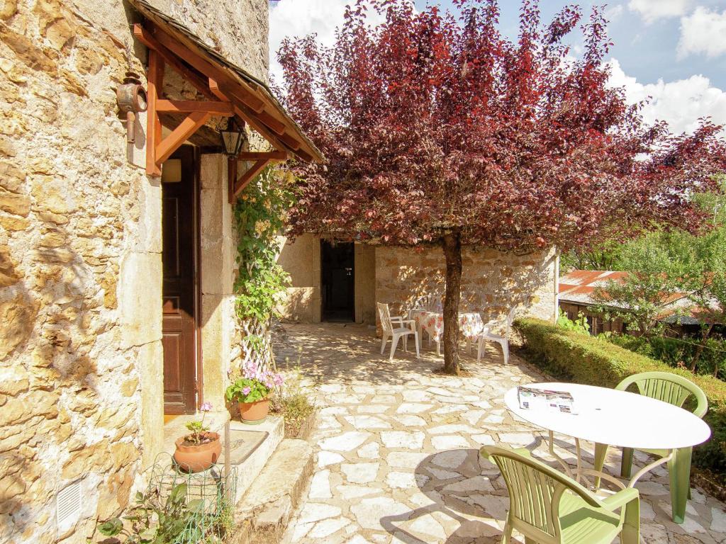 Maison de vacances Tasteful Cottage in Roziers with Terrace Garden BBQ Parking  19600 Lissac-sur-Couze