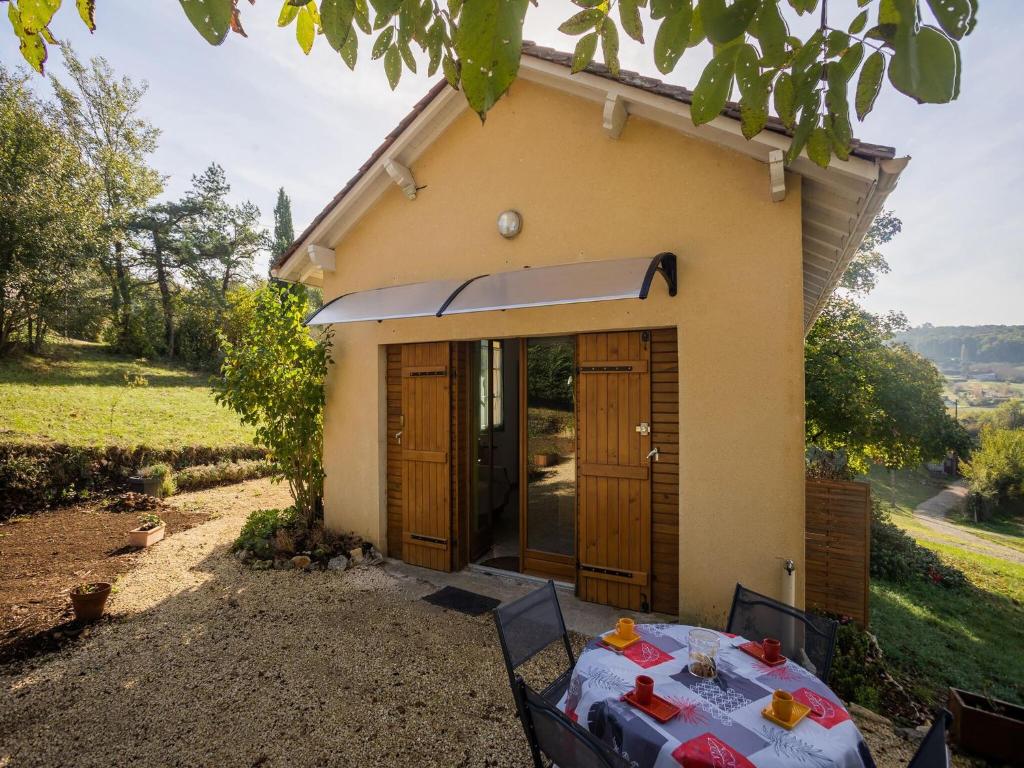 Maison de vacances Tasteful holiday home in Marnac with garden  24220 Marnac