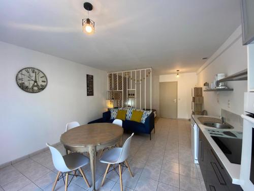Terraced bungalow only 200 m from the beach, Jullouville