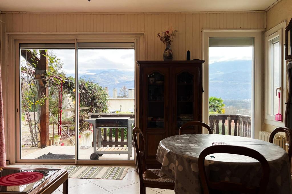 Maison de vacances The 70's in Saint Nazaire Les Eymes #EM 49 Chemin Grenier 38330 Les Eymes