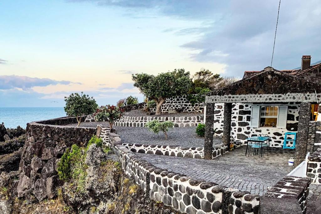 The Boathouse: An Oceanfront Cottage Rua do Porto, 9940-038 Canto da Areia
