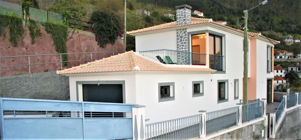 The Rose House Caminho da Cova do Arco, 100, 9370-000 Arco da Calheta
