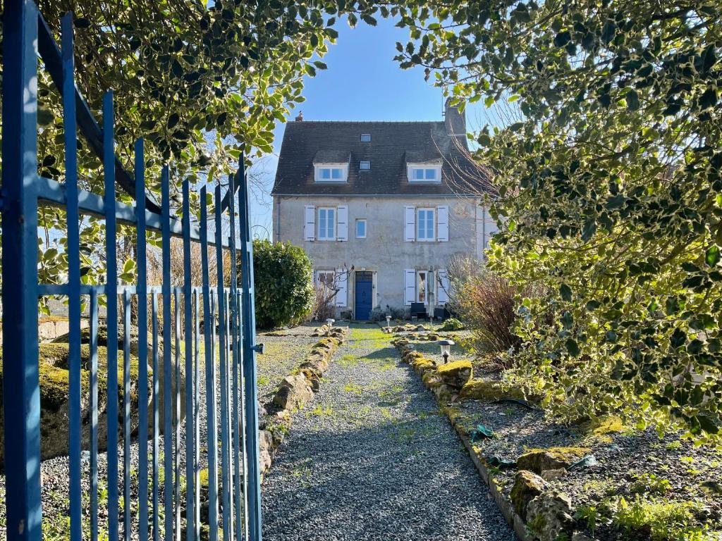 The Sans Souci Estate - The Chateau House 8 Place du Château, 23270 Charlanges