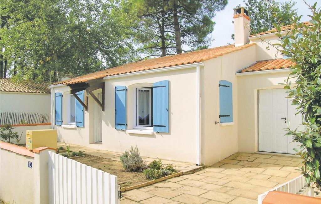 Maison de vacances Three-Bedroom Holiday Home in La Tranche sur Mer  85360 La Tranche-sur-Mer