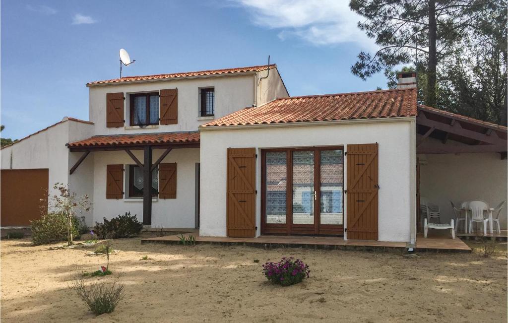 Three-Bedroom Holiday Home in La Tranche sur Mer , 85360 La Tranche-sur-Mer