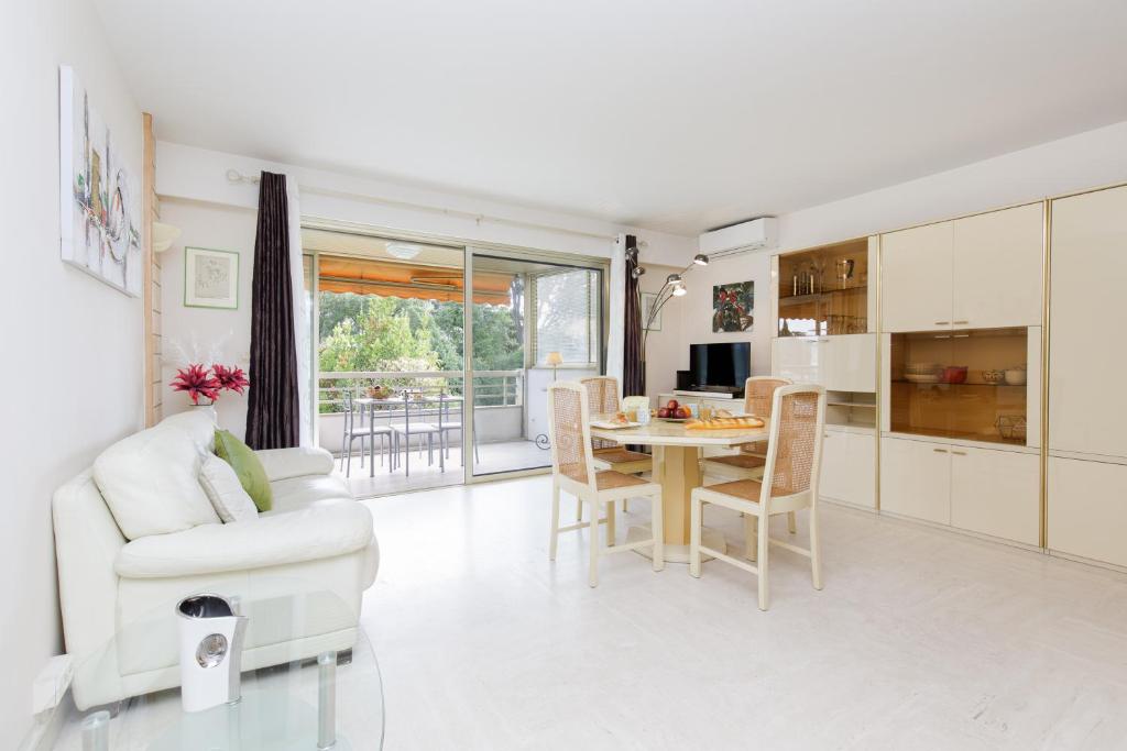 Three-Bedroom Holiday Home in La Tranche sur Mer 85360 La Tranche-sur-Mer