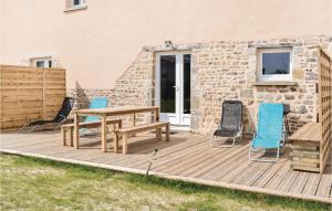 Maison de vacances Three-Bedroom Holiday Home in Sainteny  50500 Sainteny Normandie