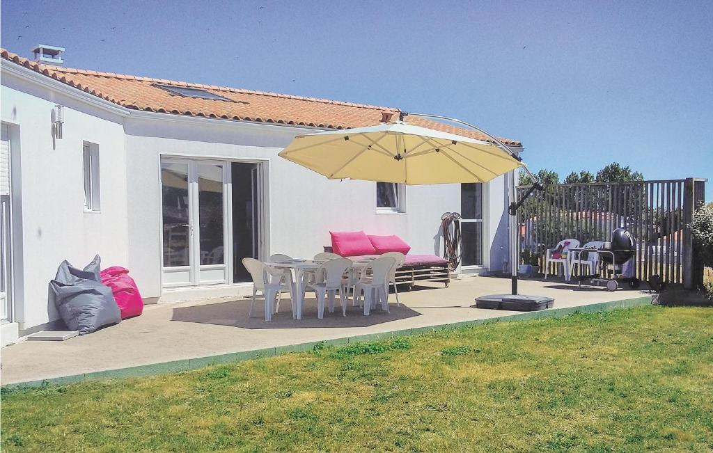 Maison de vacances Three-Bedroom Holiday Home in St. Michel en l'Herm  85580 Saint-Michel-en-lʼHerm