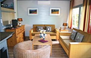 Maison de vacances Three-Bedroom Holiday home with Lake View in Kirchheim  36275 Kemmerode Hesse