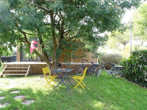 Tiny house with 2 electric bikes near sea river, Taden