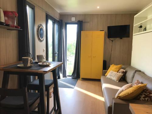 Tiny house with 2 electric bikes near sea river, Taden