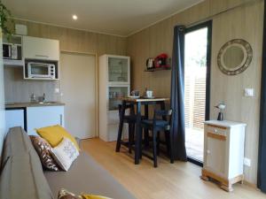 Tiny house with 2 electric bikes near sea river, Taden