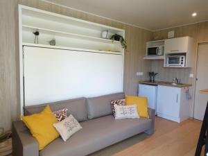 Tiny house with 2 electric bikes near sea river, Taden