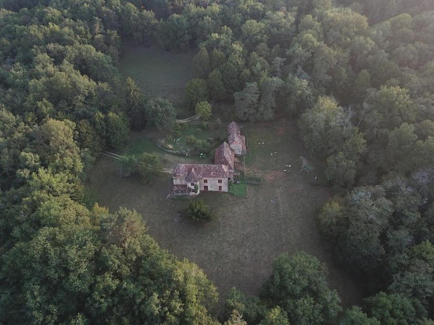 Touvent maison au milieu des bois Touvent, 24260 Savignac-de-Miremont