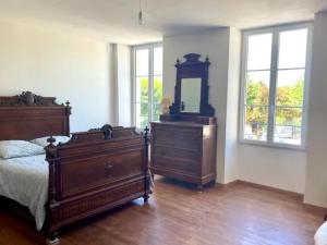 Town house Aulnay, walk to bars/restaurants