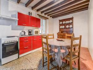 Maison de vacances Traditional Holiday Home in Brinon sur Beuvron with Terrace  58420 Brinon-sur-Beuvron -1